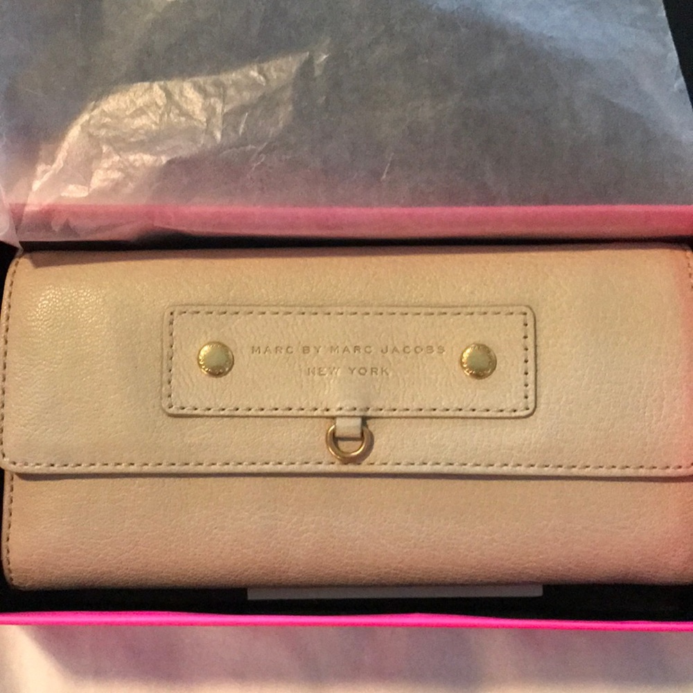 Marc Jacobs leather wallet. Like new.